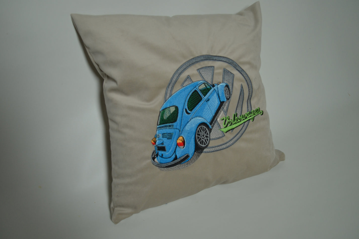 Okrasna blazina z vezenino Volkswagna hrošča