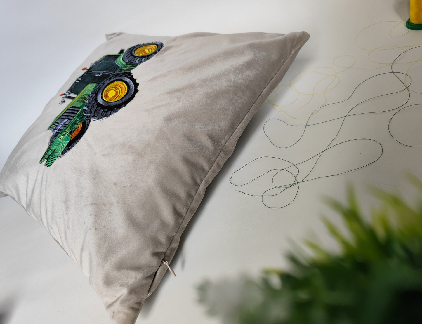 Okrasna blazina z vezenino John Deere