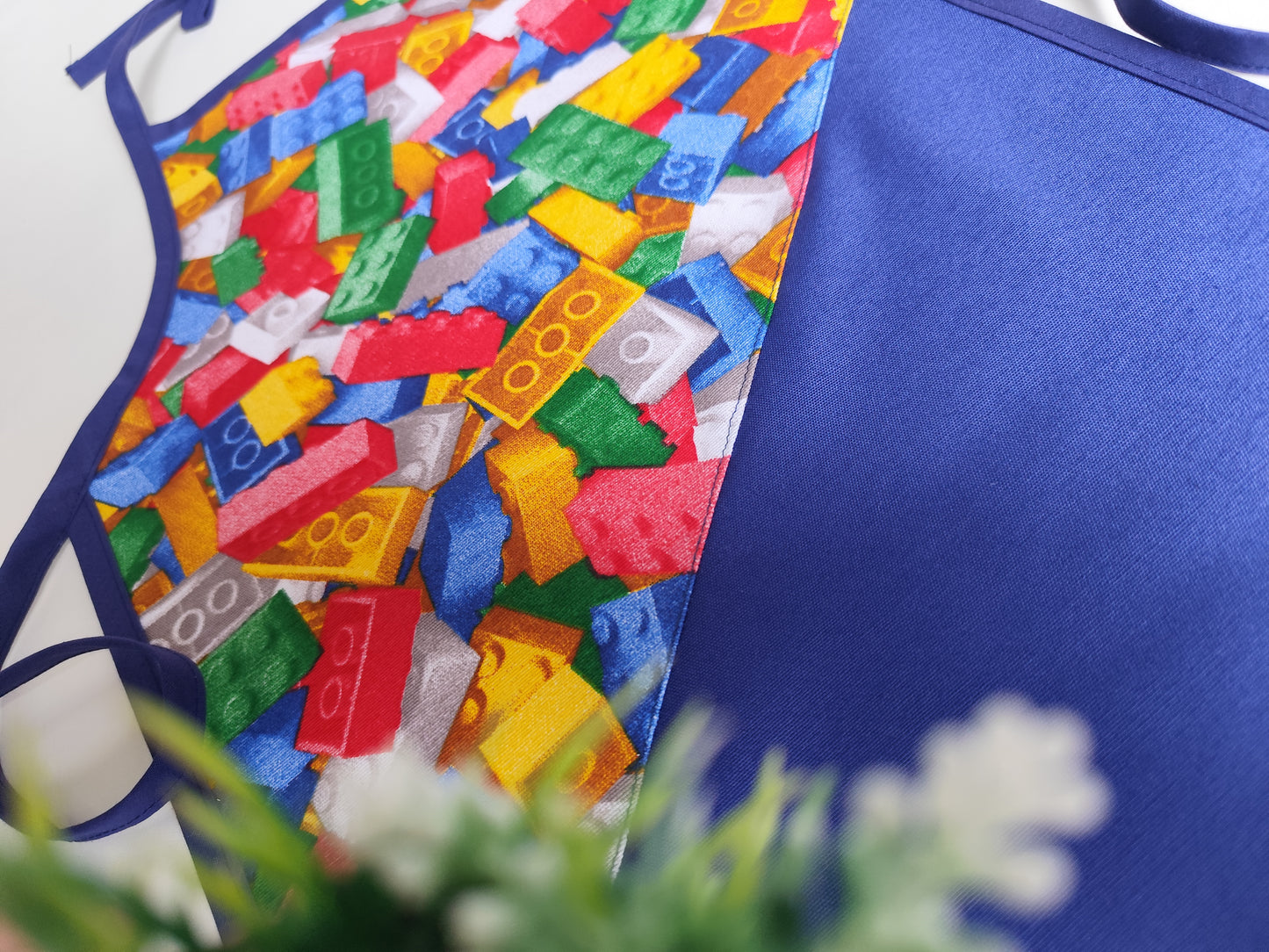 Moder predlasnik z lego kockami
