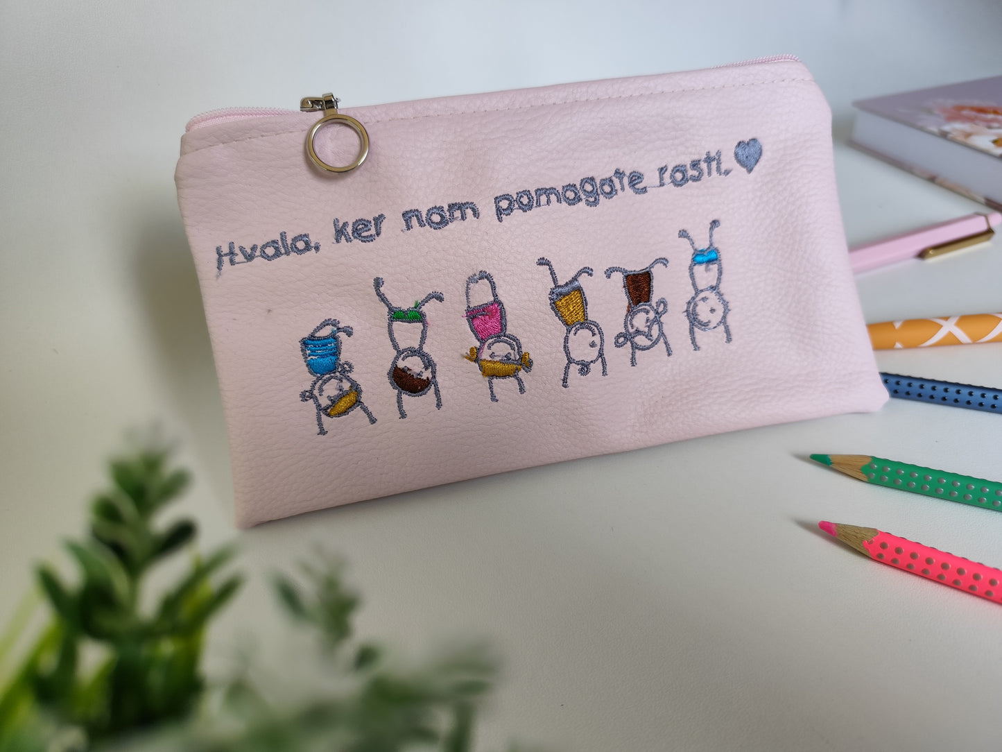Roza peresnica z vezenino za vzgojiteljico