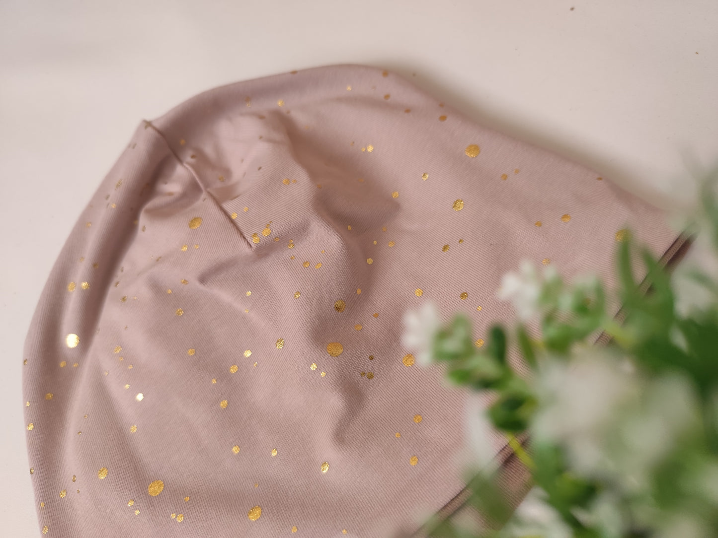 Bež kapa z zlatimi pikami