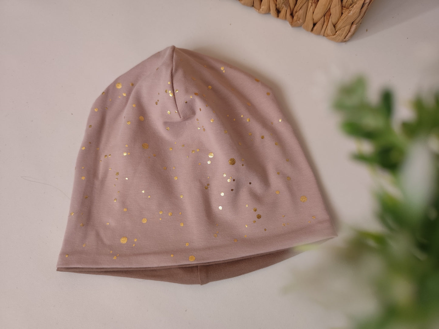 Kapa z zlatimi pikami