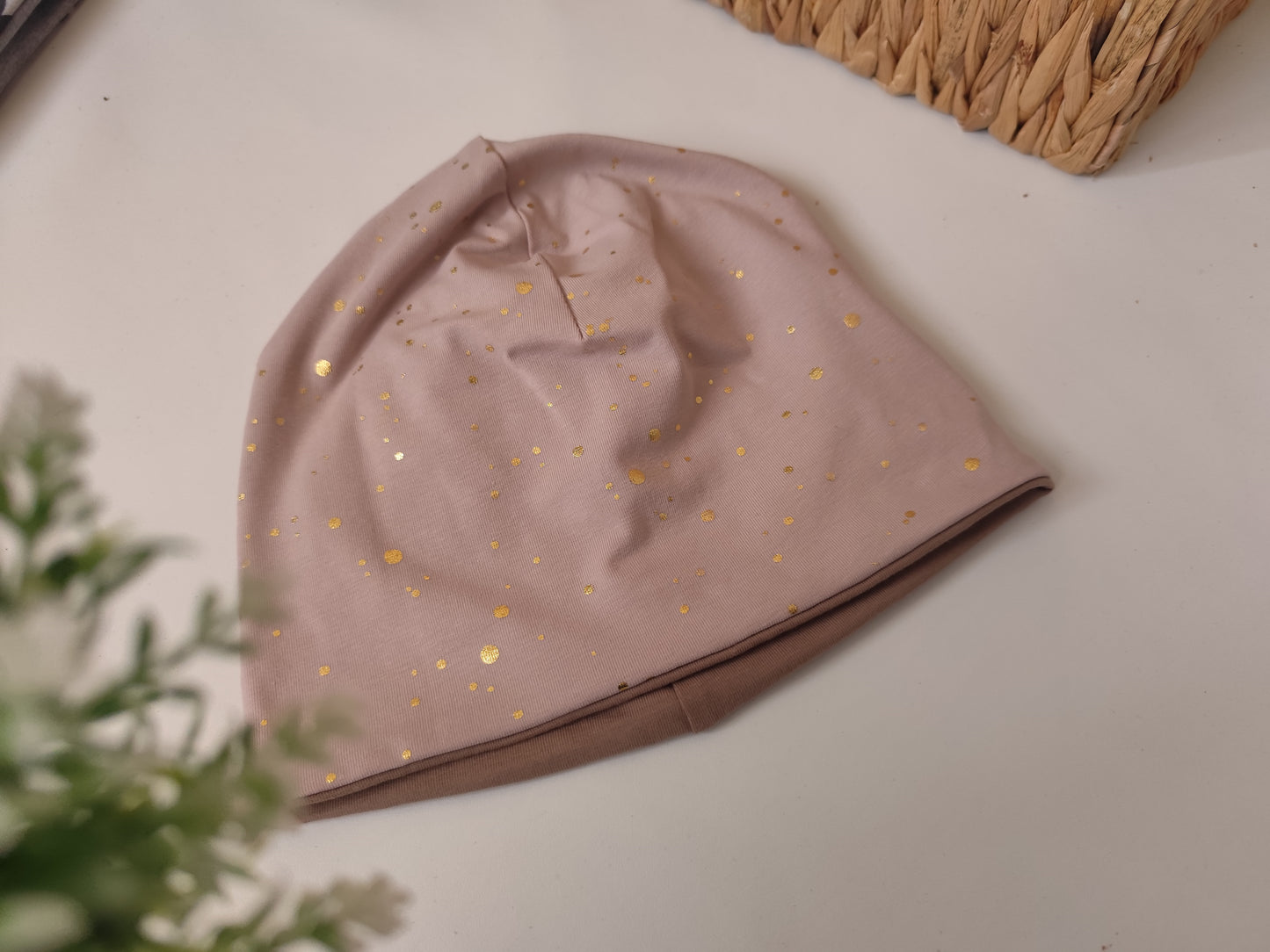 Bež kapa z zlatimi pikami