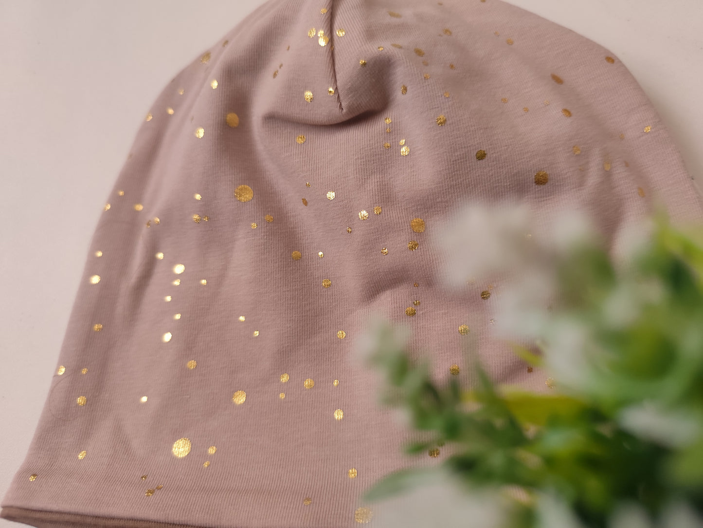 Kapa z zlatimi pikami