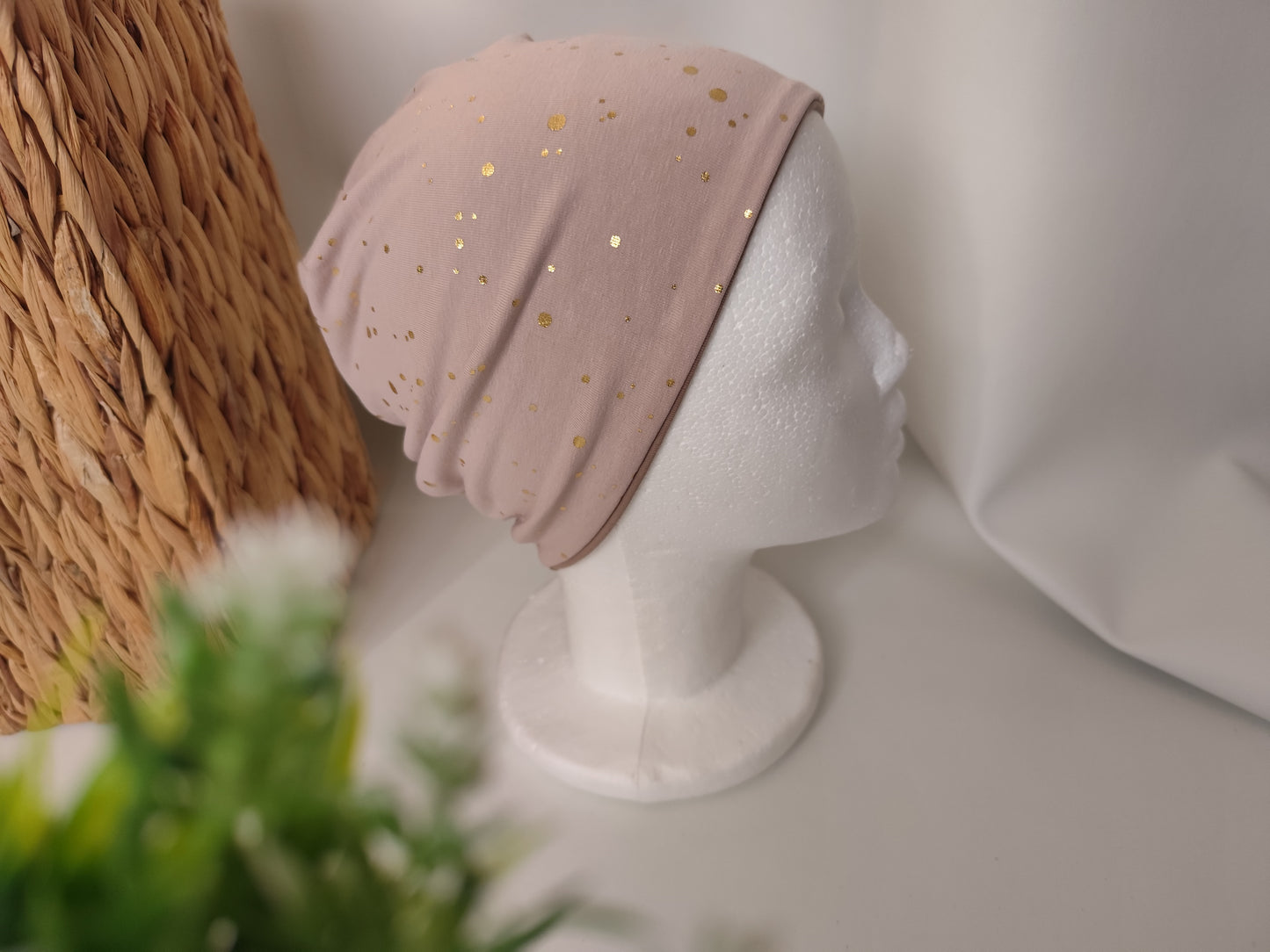 Bež kapa z zlatimi pikami